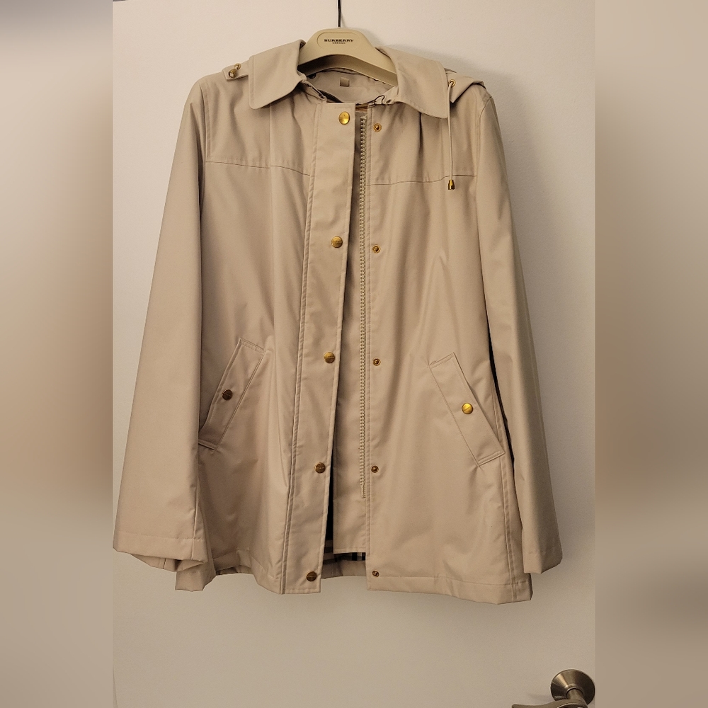 Women's Burberry Beckering Raincoat Jacket Size 8R w/ Garment Bag